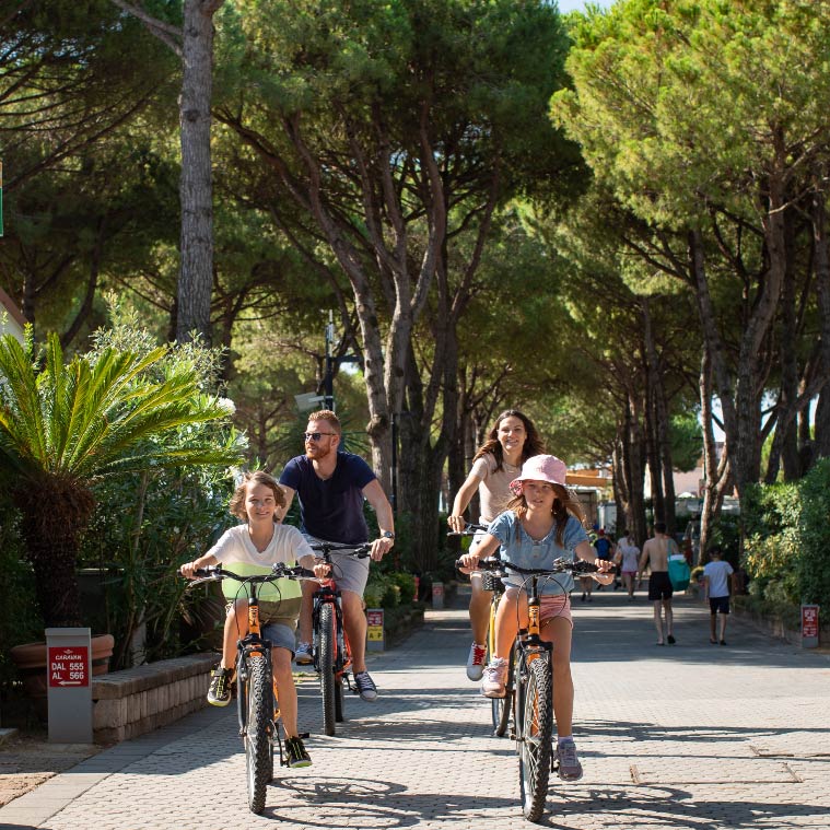 Famiglia in bicicletta