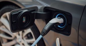 ricarica auto elettrica in villaggio