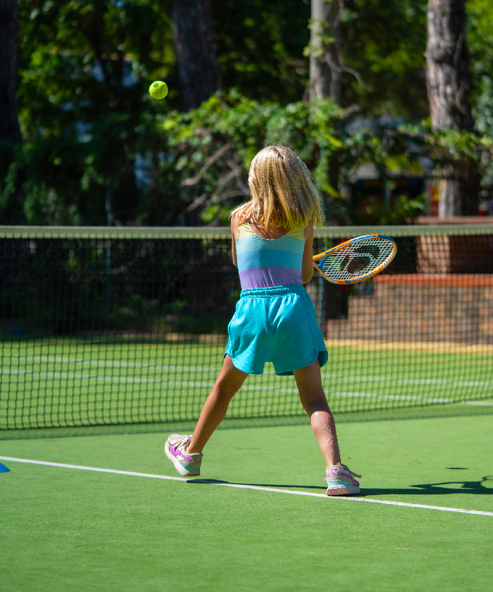Bambina che gioca a tennis