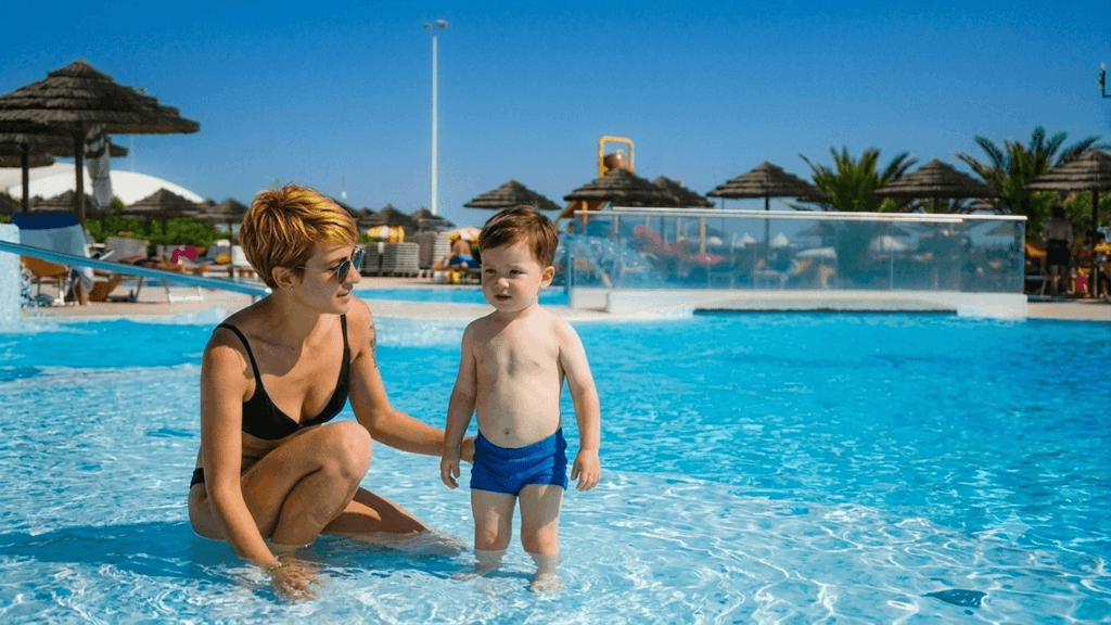 Bambino in piscina con la mamma
